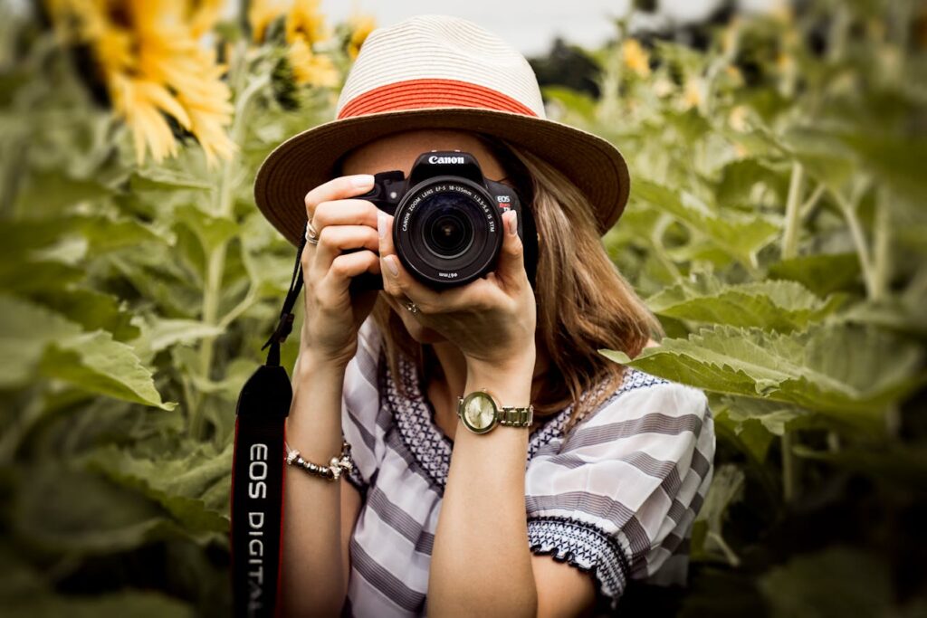 Fotografin in der Natur unterwegs Pflanzen fotografieren – Tipps und Tricks für beeindruckende Naturaufnahmen