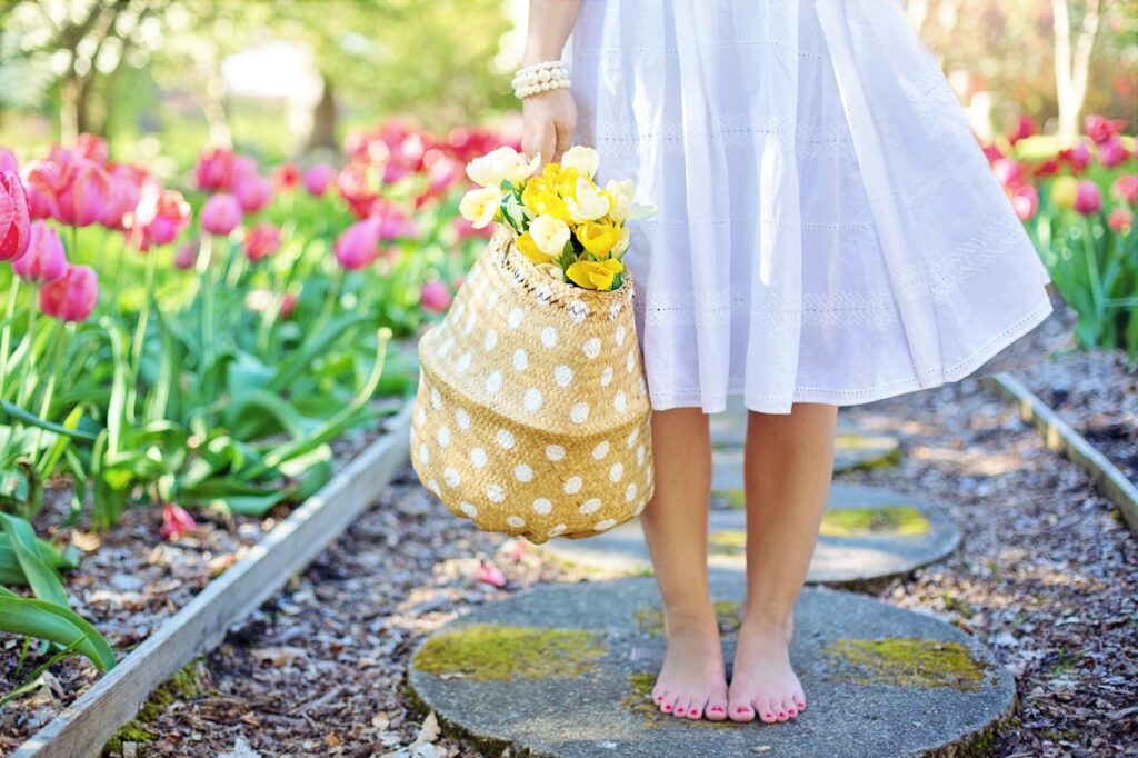 Frau im Garten Steinplatten Tulpen Tipps und einfache Ideen zur genialsten Gartengestaltung