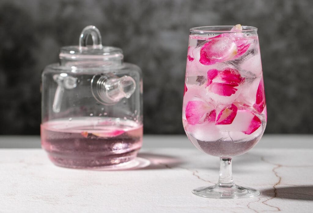 Wasser Glas Blüten Rosenwasser – Wirkung und mögliche Nebenwirkungen