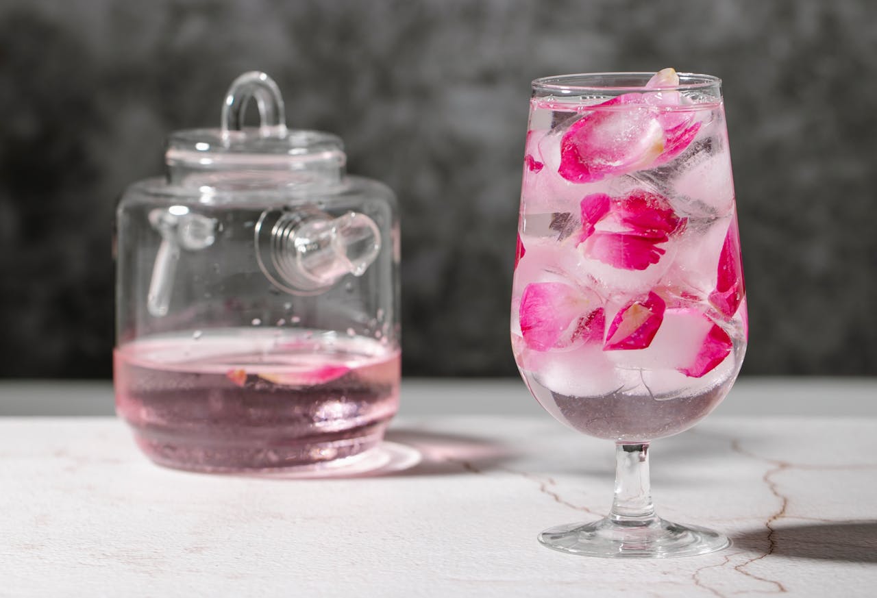 Wasser Glas Blüten Rosenwasser – Wirkung und mögliche Nebenwirkungen