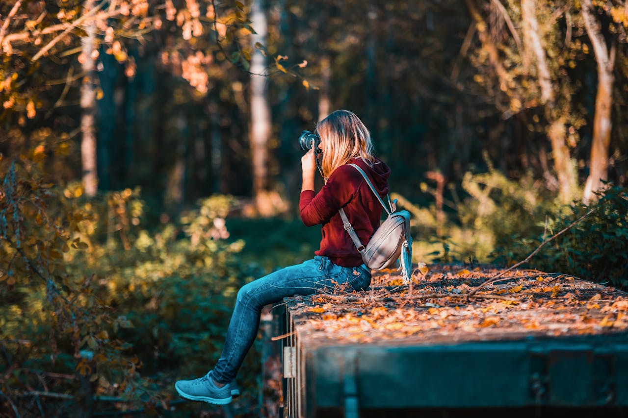 Fotografin unterwegs im Wald Typische Fotografie-Anfänger-Fehler – und wie du sie vermeidest