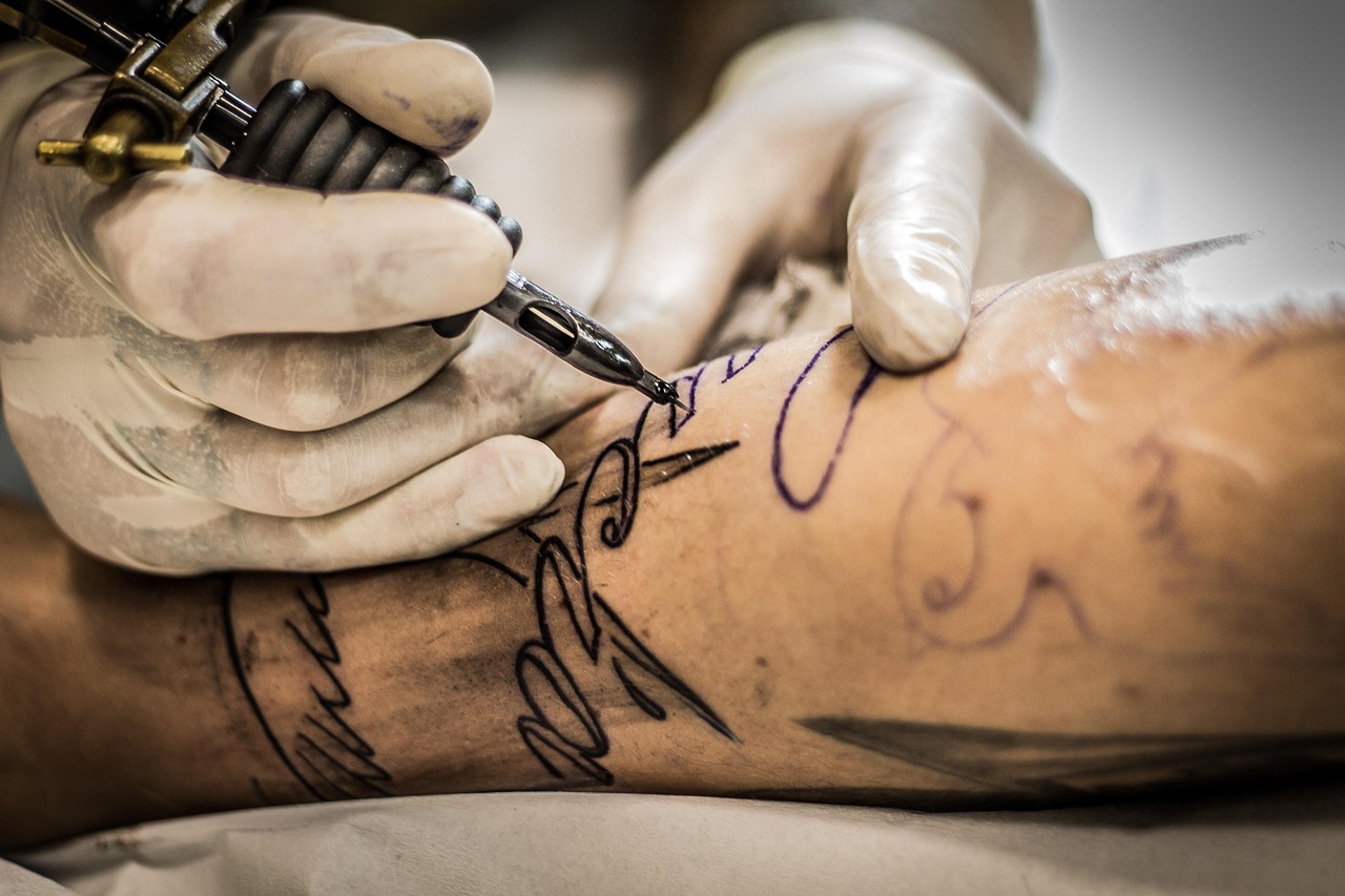 Tattoowierer Rosen-Tattoos – Ideen, Stilrichtungen und ihre Bedeutung